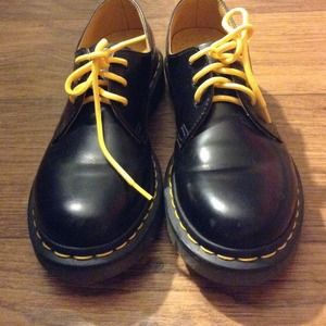 Dr. Martens. Worn a few times, GREAT CONDITION.