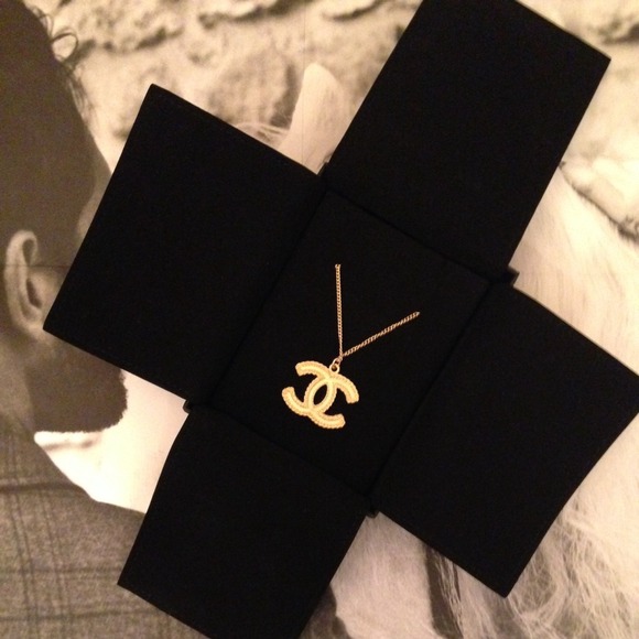 Brand new authentic chanel pendant necklace - Picture 2 of 4