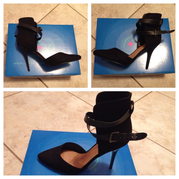 ⛔️RESERVED Black Heels⛔️