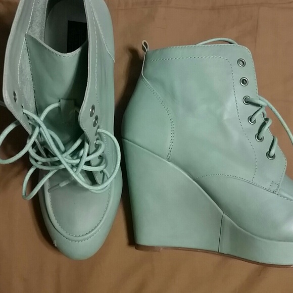 Trendy Lace up Wedges