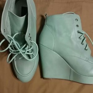 Trendy Lace up Wedges