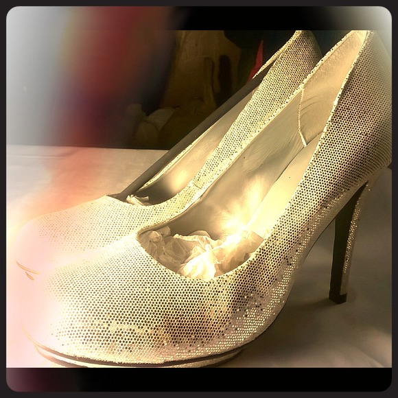 CHARLOTTE RUSSE SILVER SEQUINS PUMPS