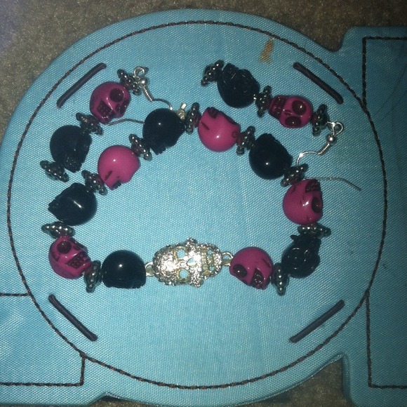 Earring and bracelet - Picture 1 of 3