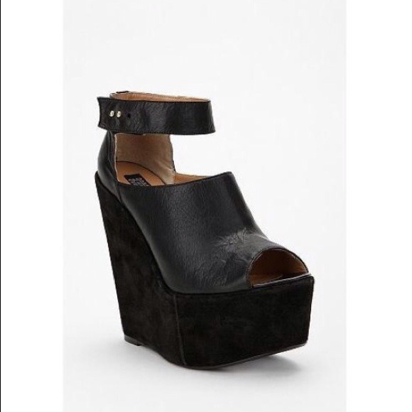 Deena & Ozzy Suede/Leather Platform Wedge size 6