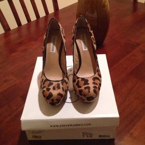 Steve Madden Bevv Leopard pumps