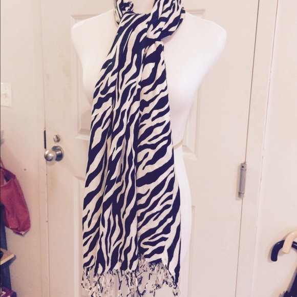 🌷🌷Brand new black&white zebra scarf🌷🌷 - Picture 3 of 4