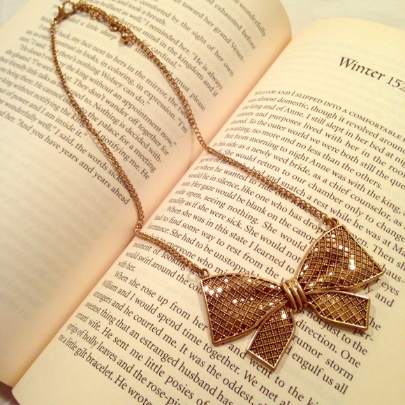 🚨SOLD🚨 Gold Bow necklace