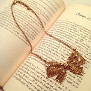 🚨SOLD🚨 Gold Bow necklace
