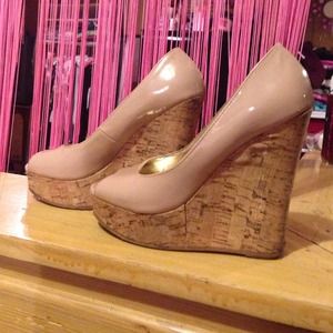 STEVE MADDEN CREAM WEDGES