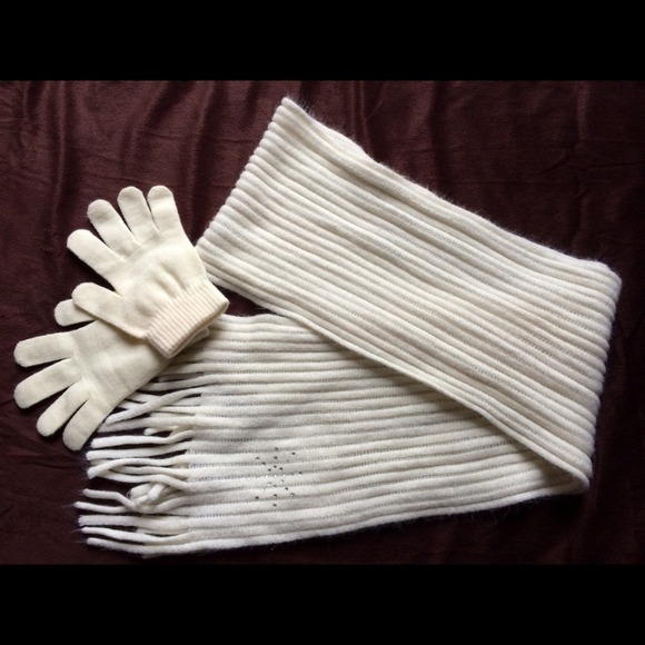 Set of scarf and gloves, cream.