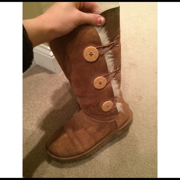 SOLD Tall Chestnut Bailey Button Uggs