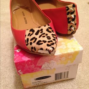 Chinese Laundry orange/coral/leopard spiked flat