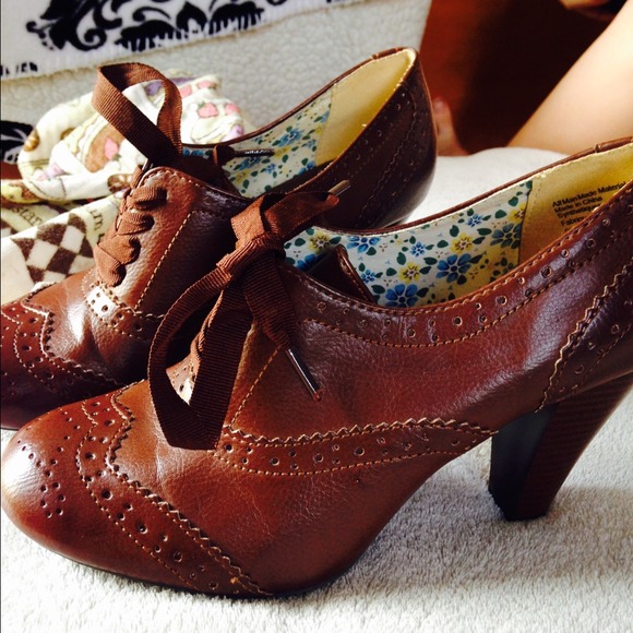 Like new American eagle low cut heel boots