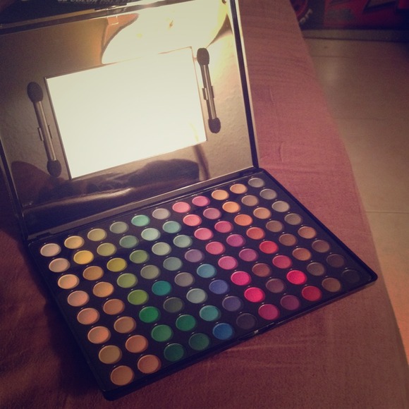 88 COLOR PALETTE MATTE EYESHADOW