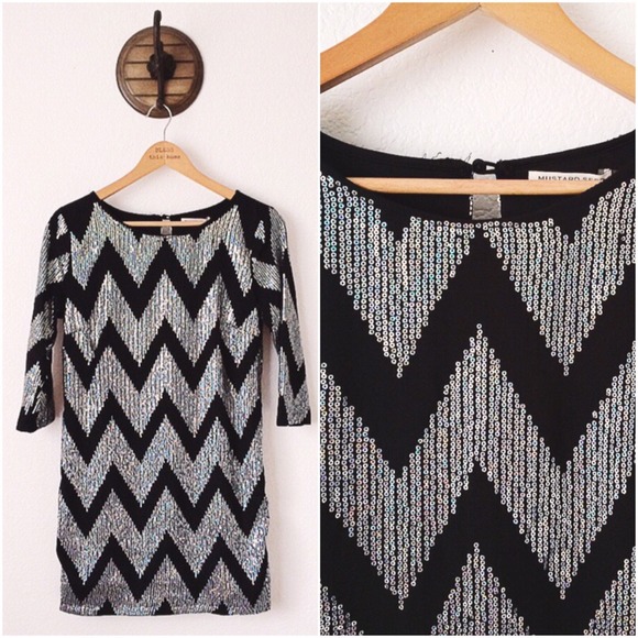✨Host Pick✨Chevy's Sequin Shift Dress - Picture 1 of 4