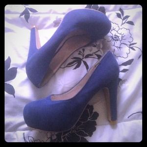 *REDUCED PRICE* Dark blue pumps!