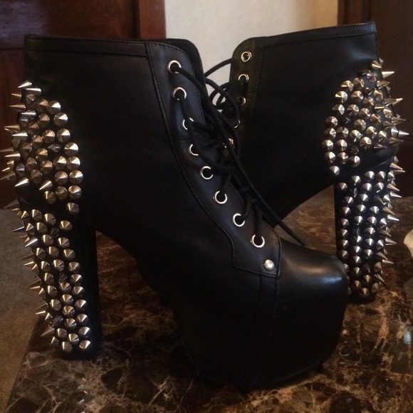 CHECK OUT MY CLOSET FOR SHOES