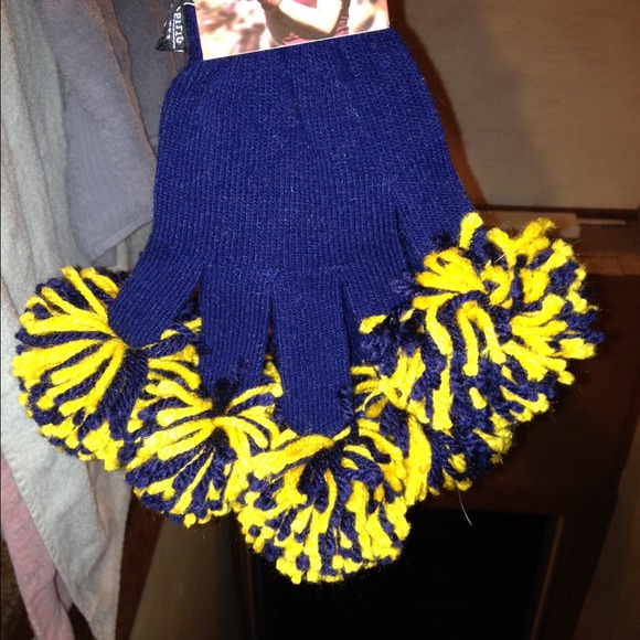 Michigan-themed cheer gloves - Picture 2 of 2