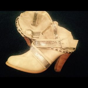 Ankle boots w/ small heel and chains