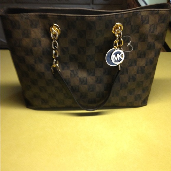 Michael Kors Handbags - NWT authentic Michael Kors handbag