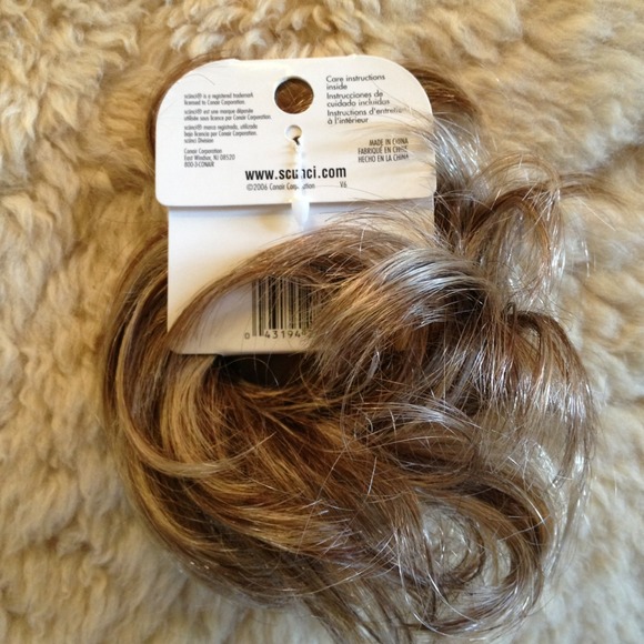 20% off scunci Accessories - Faux hair curly twister from