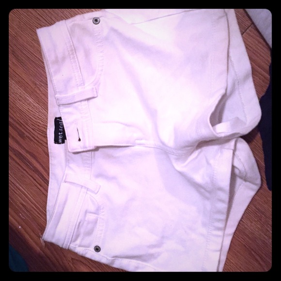 White Wet seal shorts xsmall