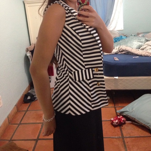 Black and white sleeveless jacket suit