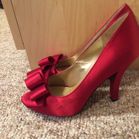🚫SOLD in bundle Me Too Red Satin Heels🚫