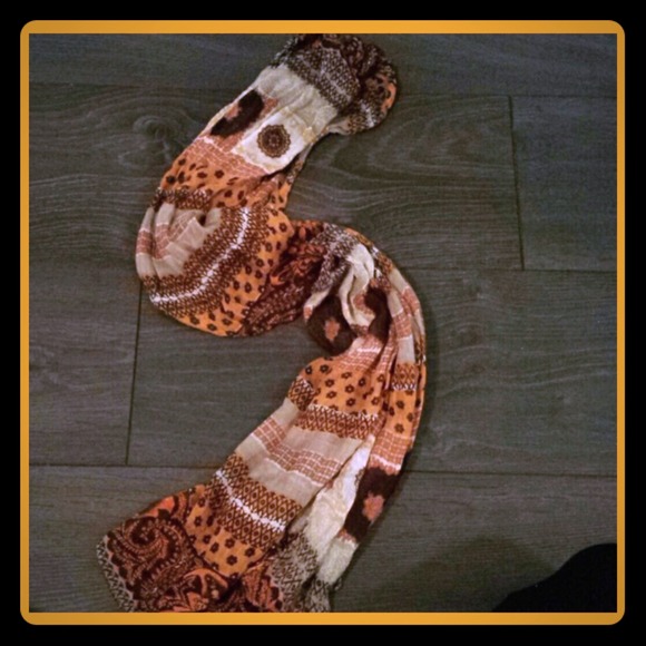 NWT Beautiful Print Scarf