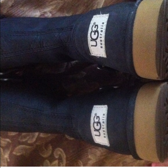 Black uggs - Picture 2 of 3