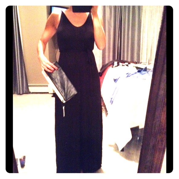 Black maxi dress w belt.