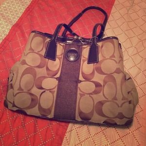 Used Coach bag - hold for ceiba1
