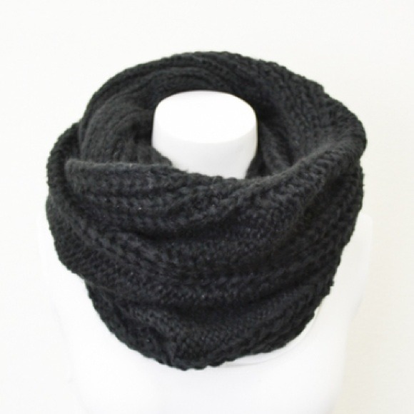 NIP Chunky Black Cable Knit Infinity Scarf - Picture 2 of 4