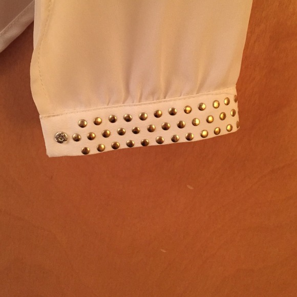 SOLD ❗️Ivory blouse with studded detail work - Picture 2 of 4