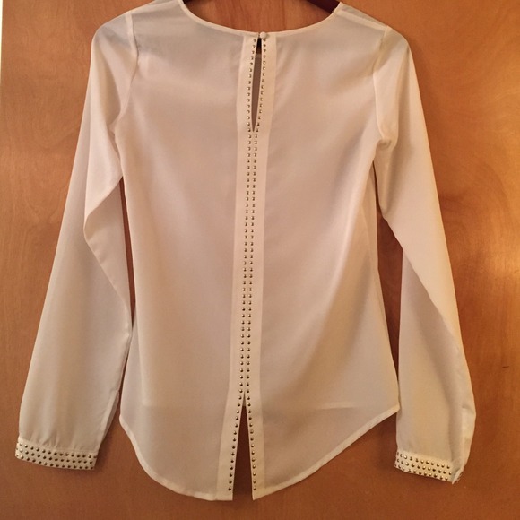 SOLD ❗️Ivory blouse with studded detail work - Picture 3 of 4