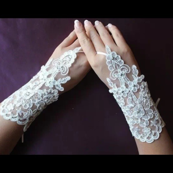 Accessories - Beautiful Lace Fingerless Gloves