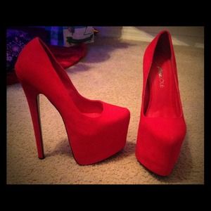 👠👠 red suede heels