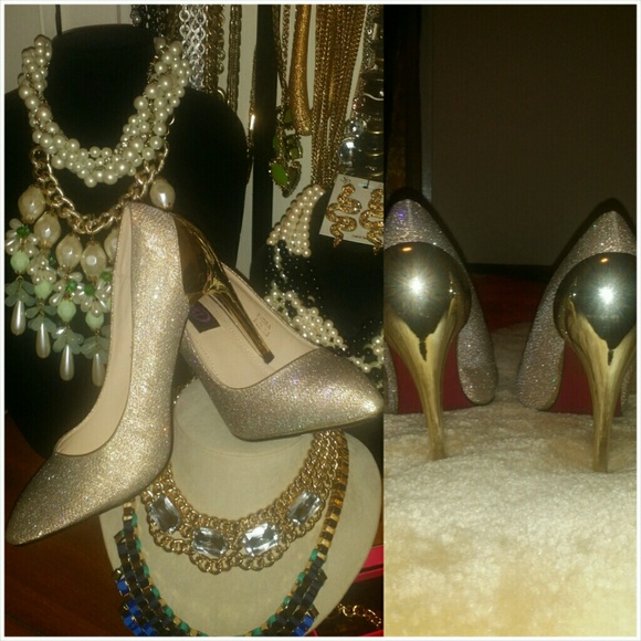 🎉🎉SOLD🎉🎉NWT Shimmering YOKI gold heels