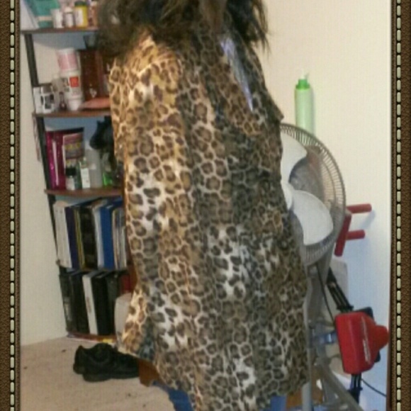 Ladies Leopard Coat - Picture 2 of 4