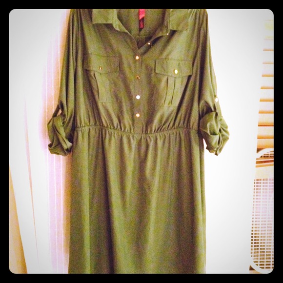 Army green dress w 3/4 sleeves & gold buttons.
