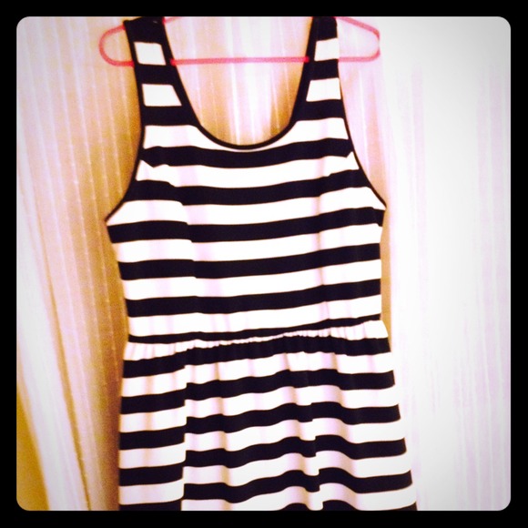 Striped fitted dress with flare skirt.