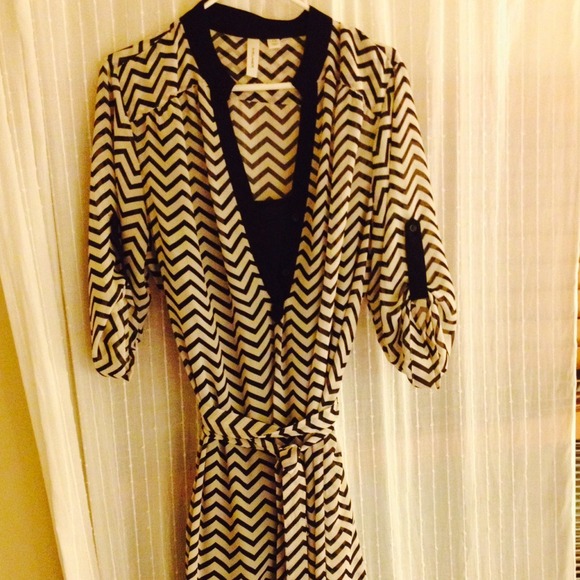 Chevron print black and white rayon dress w belt.