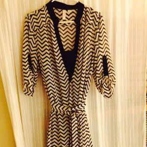 Chevron print black and white rayon dress w belt.