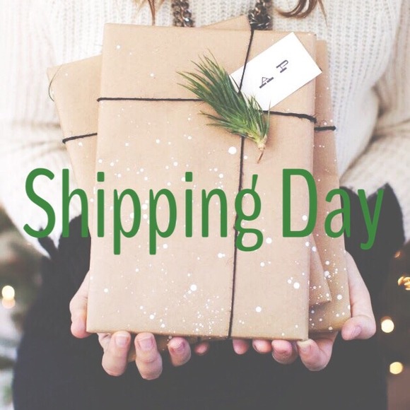 Handbags - 📦I'm Goin' To The Post!