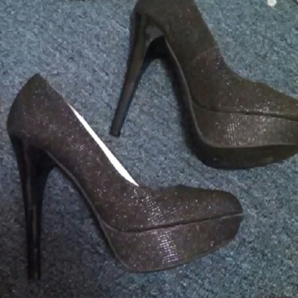 Heels - Picture 3 of 3