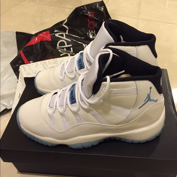 🔵SOLD🔵 Jordan Retro 11 Legend Blue 4y