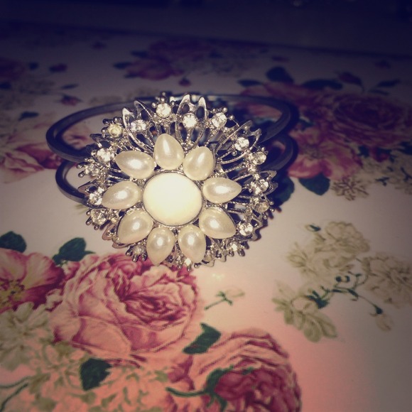 Silver pearly bracelet