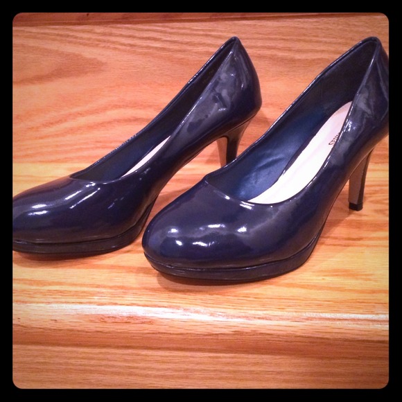 Pierre Dumas navy patent leather pumps