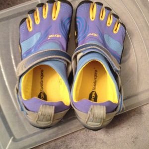 Walking/running shoes