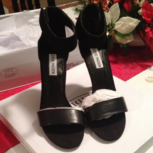 Brand new! Steve Madden open toe sandal in black - Picture 2 of 4